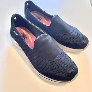 Skechers GOGA Max, size 8 women’s in Navy, good condition